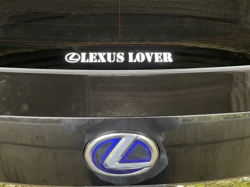 LEXUSに貼られたカッティングシート