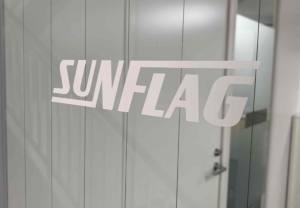 ガラス戸に貼られたSUNFLAG様のカッティングシート