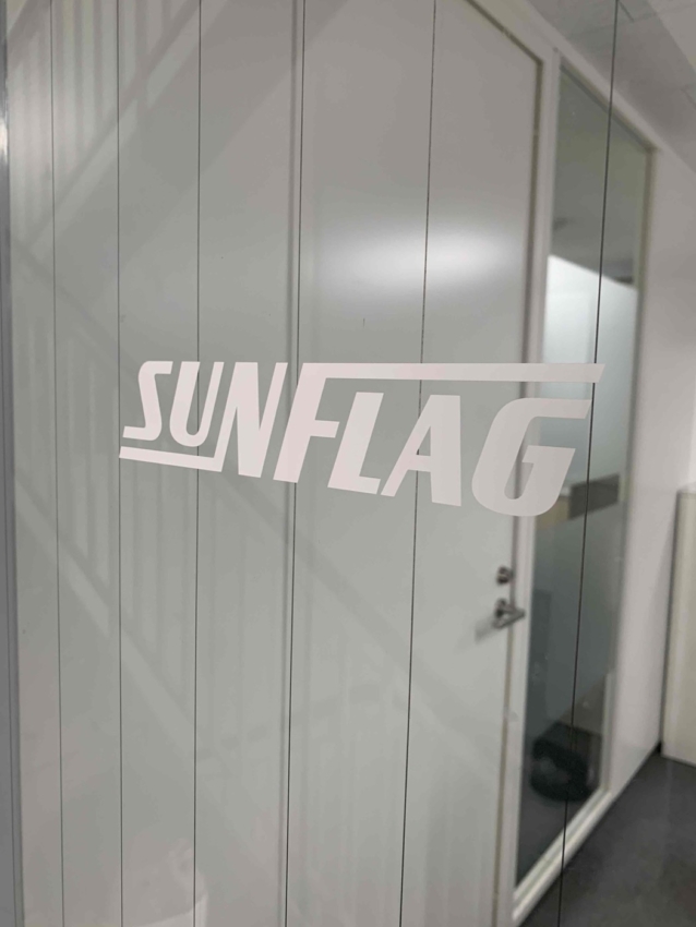 ガラス戸に貼られたSUNFLAG様のカッティングシート