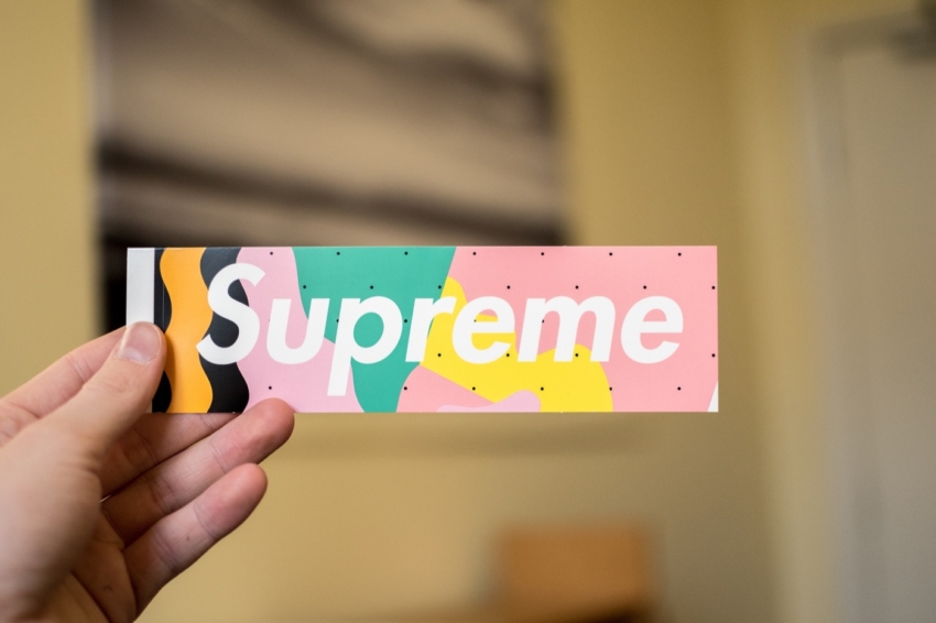 supremeのフルカラーステッカー