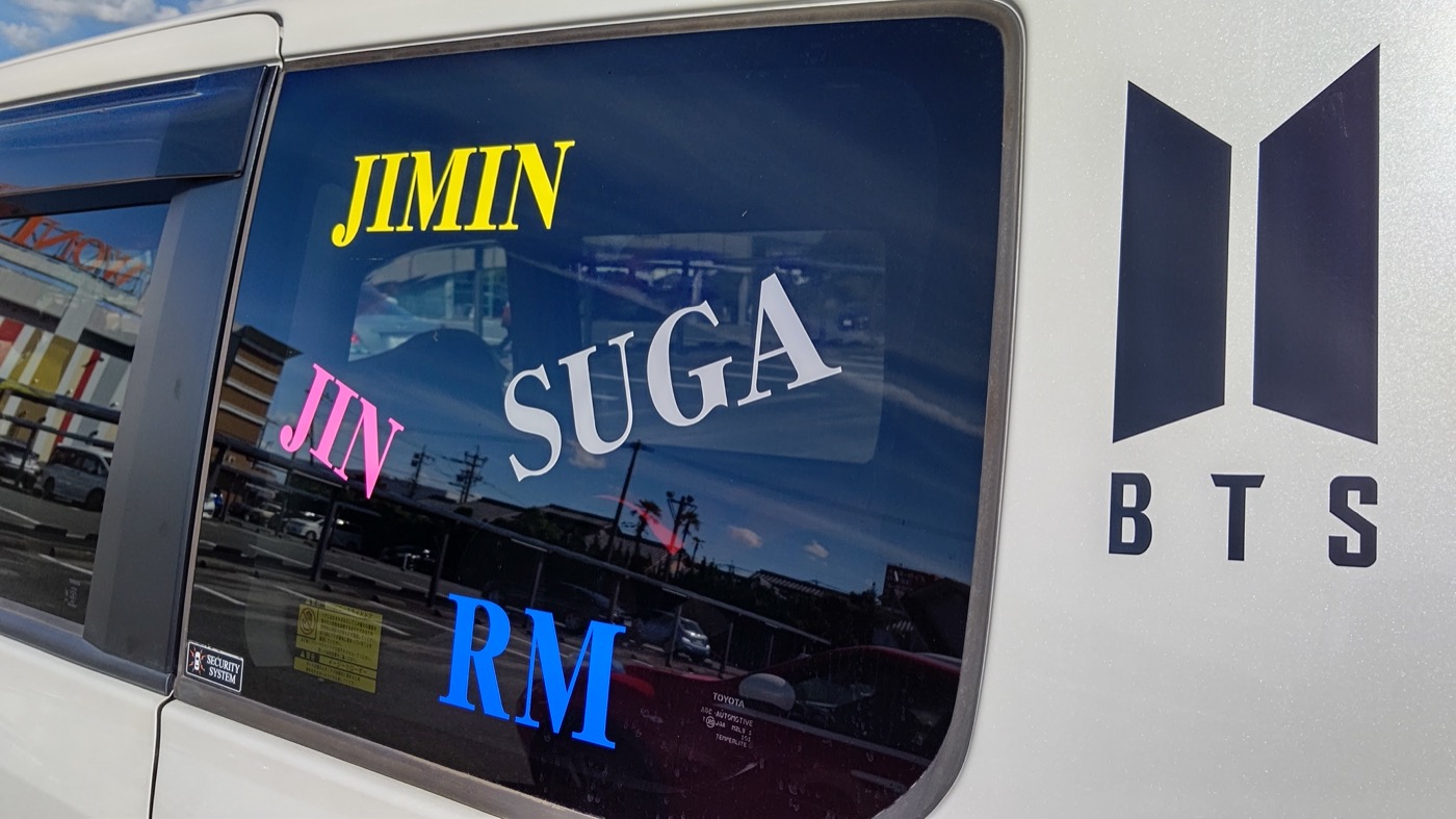 大好きな車に大好きなロゴを貼って、気分高まるドライブを！ | 国内