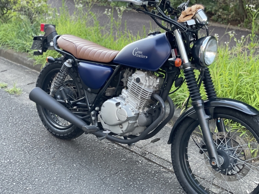 中型バイクのタンクに貼られたカッティングシート