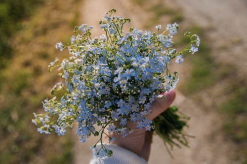 手に持った花束