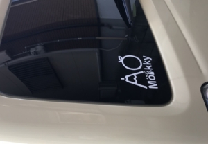 自動車のリアガラスに貼られたカッティングシート