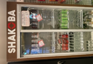 売店の冷蔵庫に貼られたカッティングシート