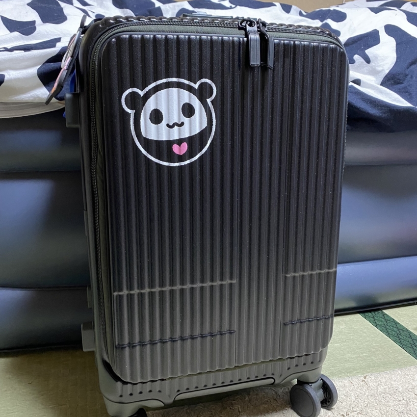 黒いスーツケース（トランク）に貼られたパンダのイラストのカッティングシートの全体像