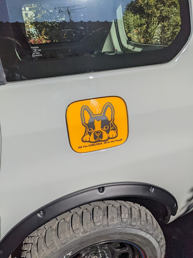 車の給油口に貼られた犬のカッティングシート