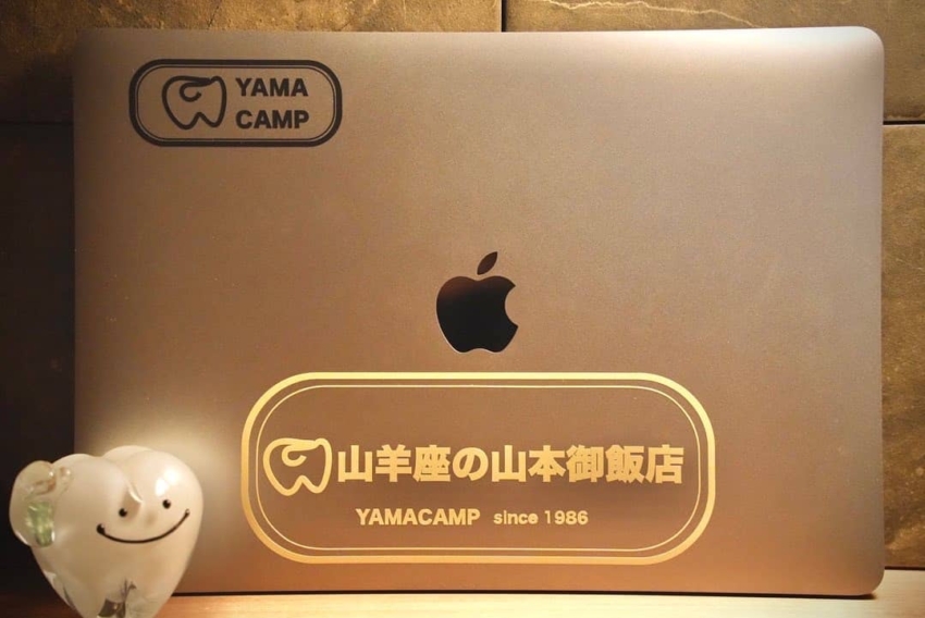 Macbookに貼られたカッティングシート