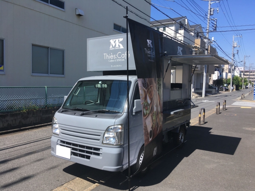 キッチンカーに貼られたカッティングシートで、キッチンが展開した状態を斜め前から撮影した画像