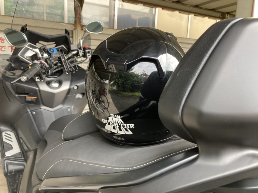 カッティングシートが貼られたヘルメットがバイクに置いてある画像