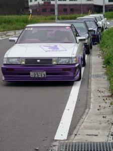 車に貼られた紫色のプレイボーイのカッティングシート