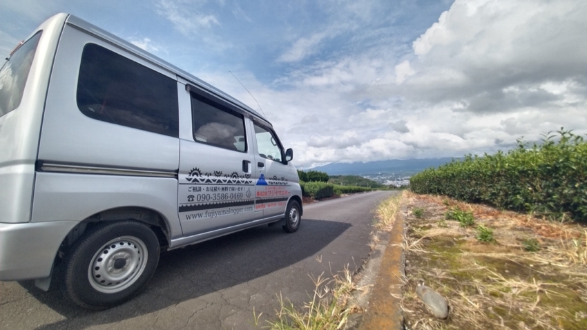 車に貼られた大きいカッティングシート斜め後ろから