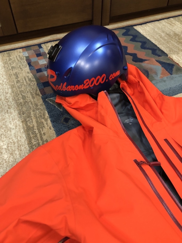 ヘルメットに貼られたカッティングシートとスキーのジャケット