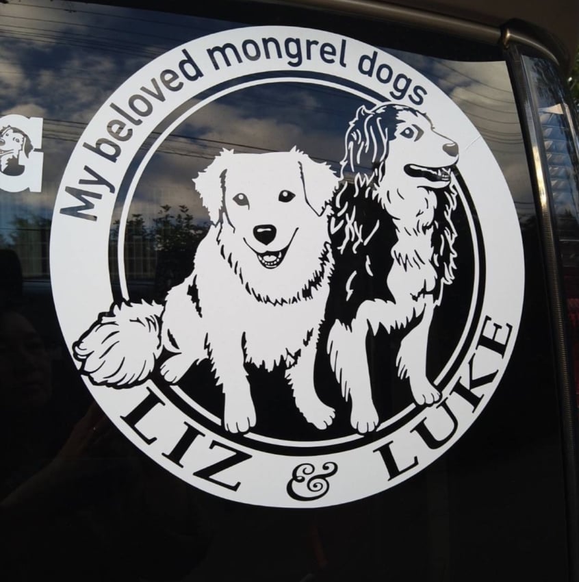 クルマのガラスに貼られた愛犬2匹のカッティングシート（拡大）