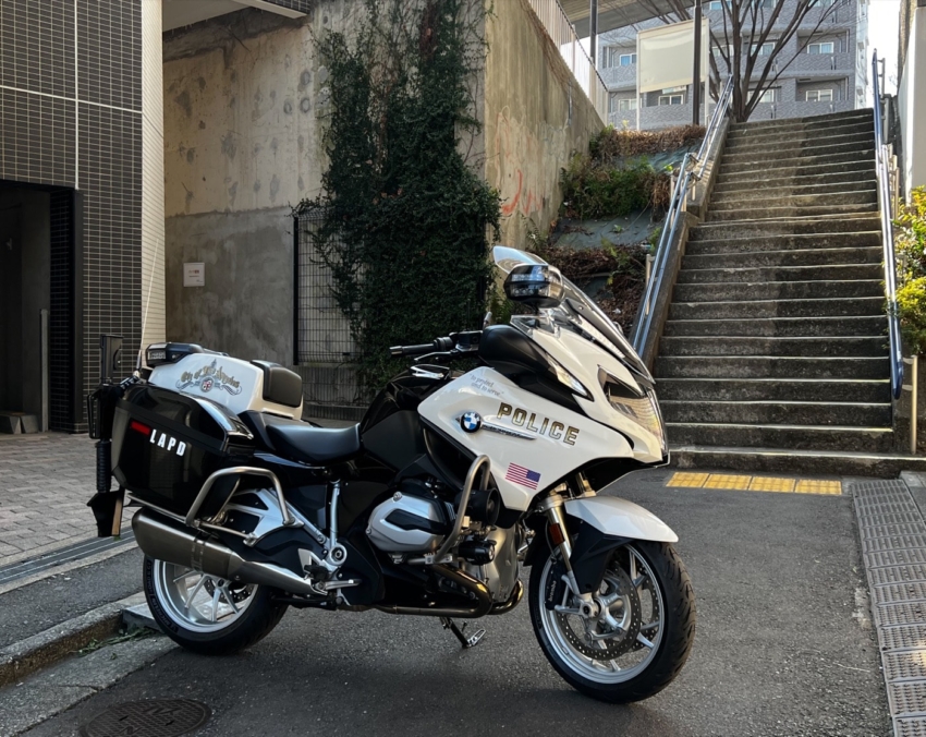 大型バイクに貼られたPOLICEカッティングシート 全景