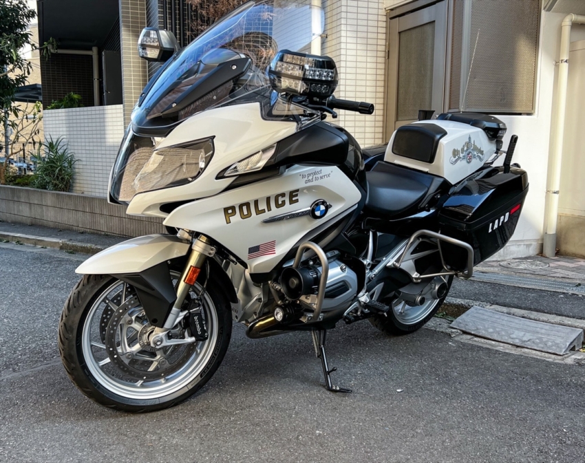 大型バイクに貼られたPOLICEカッティングシート 斜め前