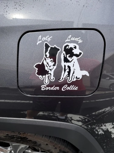 車の給油口に貼られた愛犬二匹を模ったカッティングシート