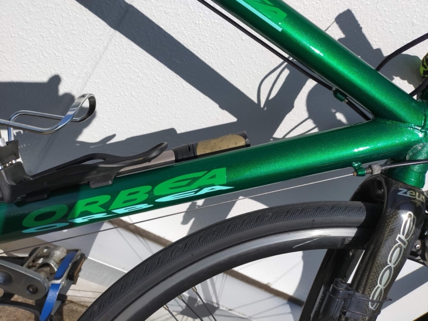 再塗装してカッティングシートのロゴが貼られた自転車のフレーム 拡大