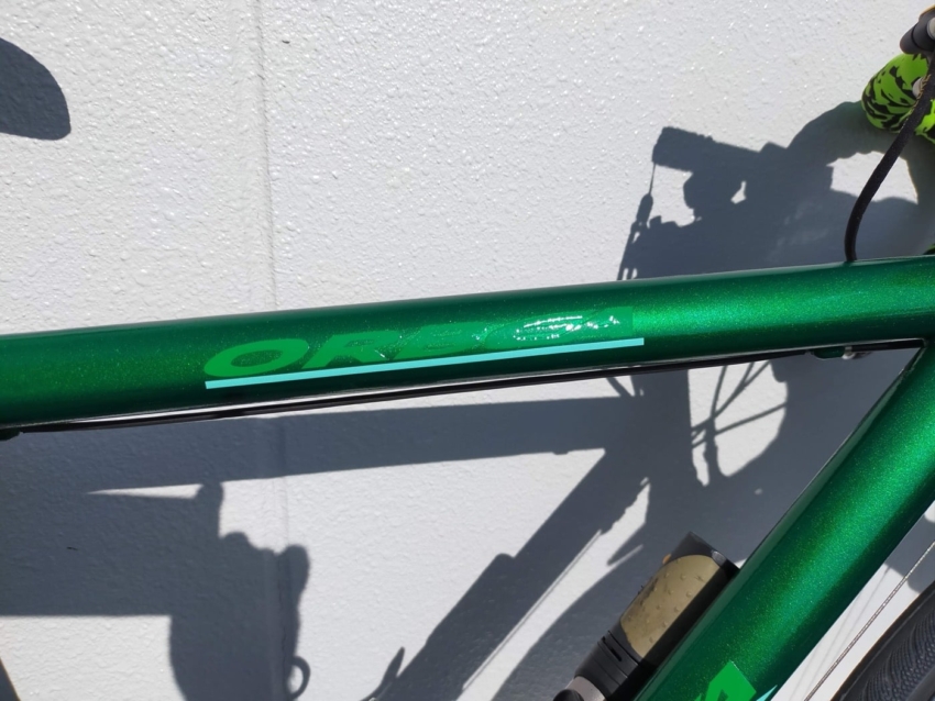 再塗装してカッティングシートのロゴが貼られた自転車のフレーム
