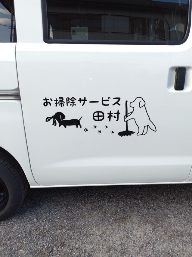 トラックに貼られた犬のイラストのカッティングシート