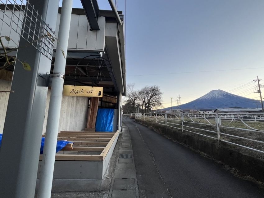 外看板に貼られたカッティングシート 富士山をバックに
