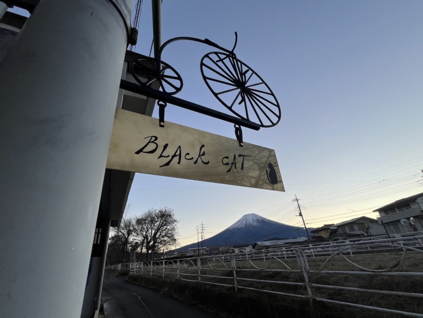 外看板に貼られたカッティングシート