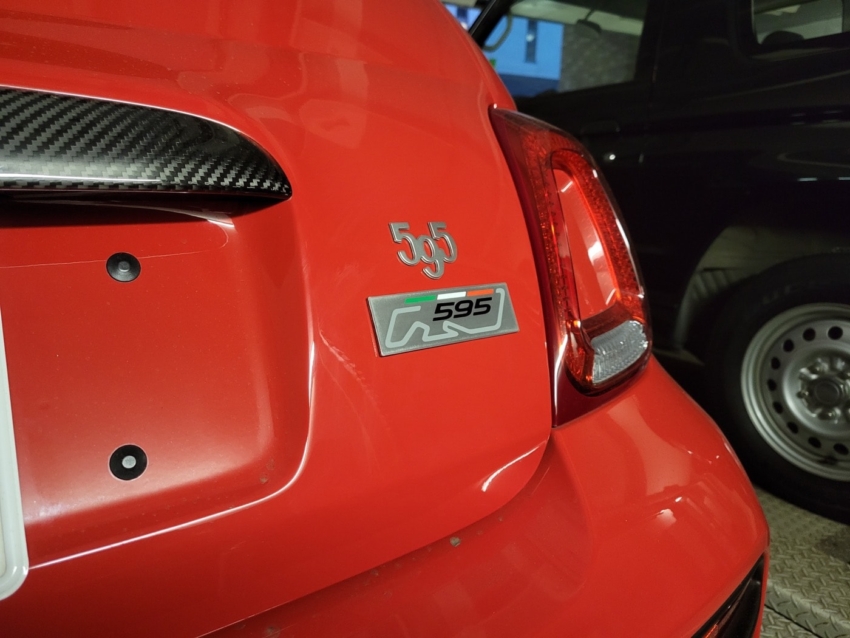 FIAT500に貼られた5色仕様のカッティングシート 全景