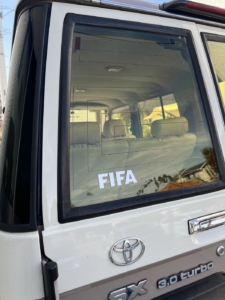 車のガラスに貼られたFIFAと書かれたカッティングシート
