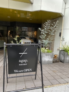 店舗の黒い看板