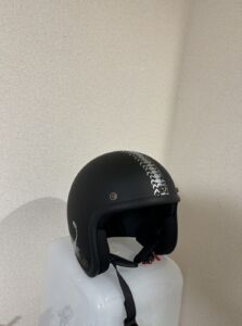 ヘルメットに貼られたムカデのデザインのカッティングシート 前