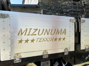 コンテナに貼られたカッティングシート