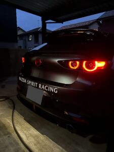 車のリアボディに貼られた白いカッティングシート