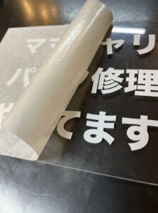 アクリル板に貼られたカッティングシート 作業中