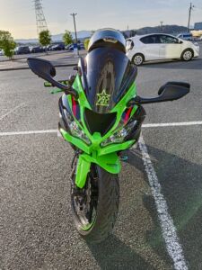 バイクに貼られた緑色のカッティングステッカー