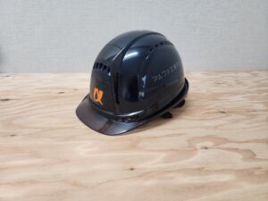 黒いヘルメットに貼られたカッティングシート