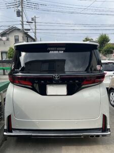 ミニバンに貼られたカッティングシート
