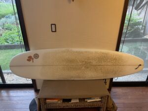 サーフボードに貼られたカッティングシート 横