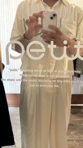 鏡に貼られたカッティングシート 拡大の写真