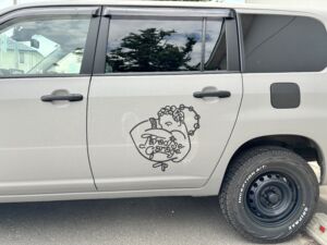白い車のボディに貼られた細かいデザインのカッティングシート