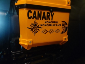 バイクのキャリアに貼られた黒いカッティングシート