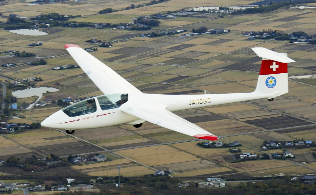グライダーに貼られた2色以上で作成されたカッティングシート