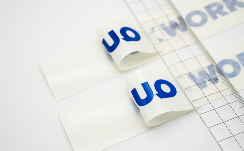 粘着面を見る事で両方の差がわかる