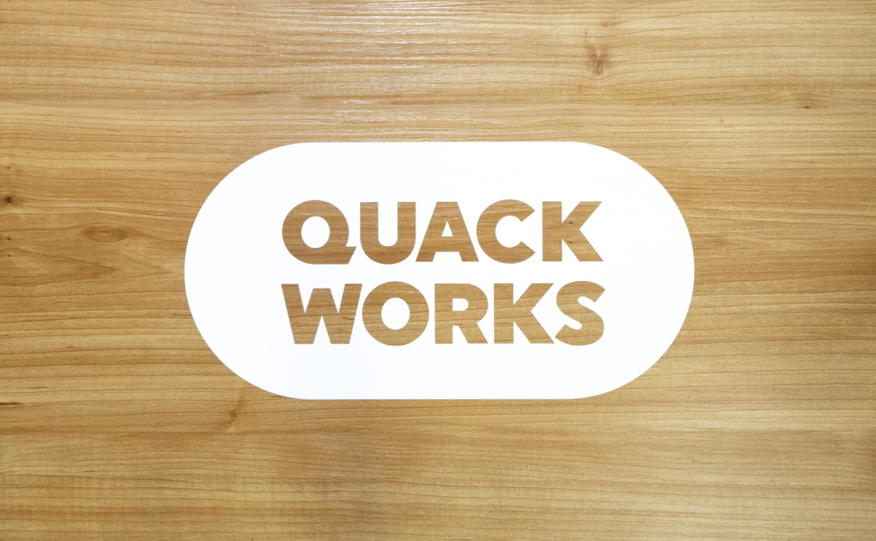 背景残すデザインのカッティングシートが木に貼られている