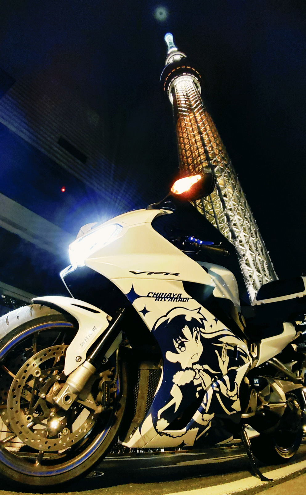 白いバイクに貼られたラメのカッティングシート