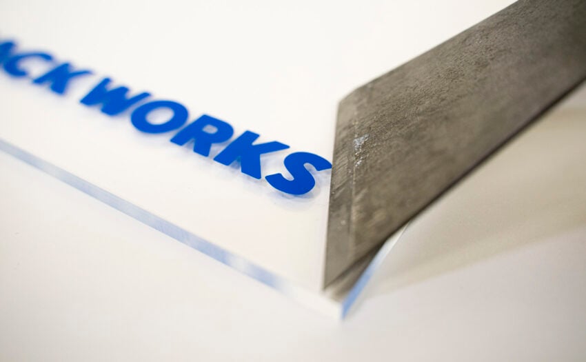 僅かに角丸のデザインのため衝撃は分散される