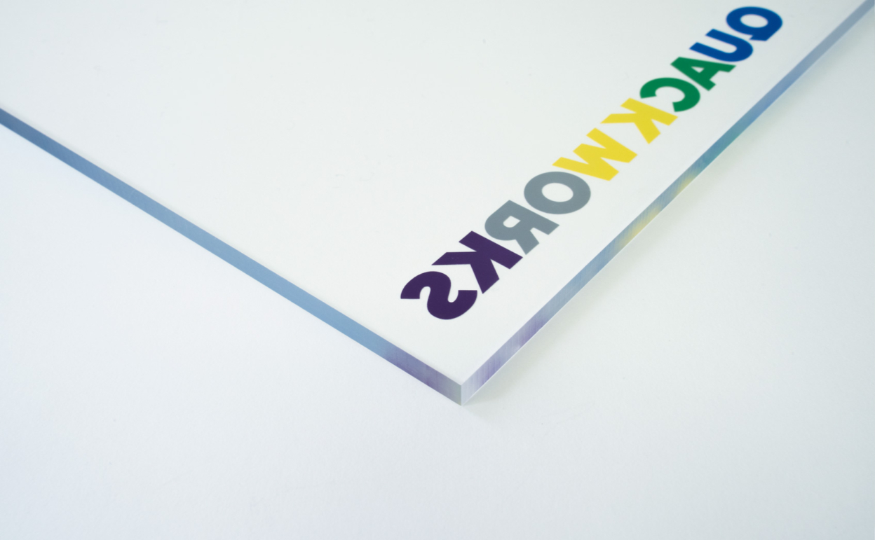 カッティングシートの2色以上の1層構造の裏面（アクリル板に貼っています）