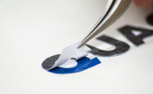 傷つけないように剥がします