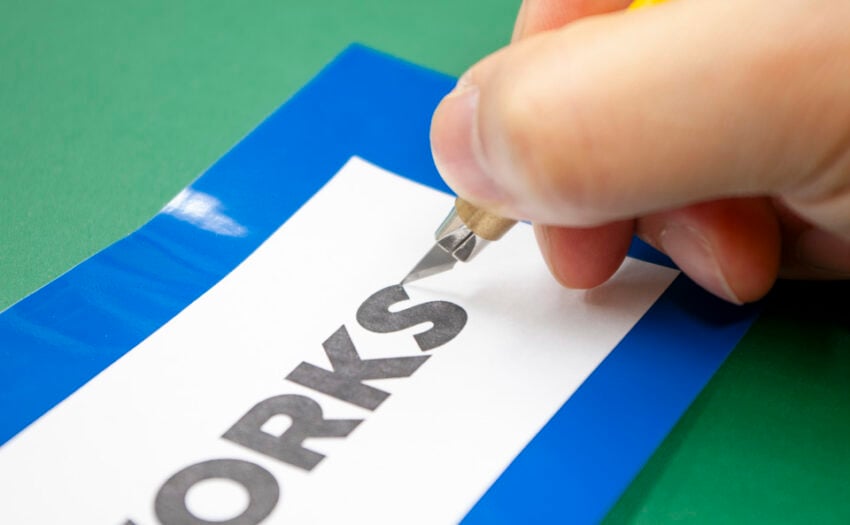 デザインナイフで切り抜きます