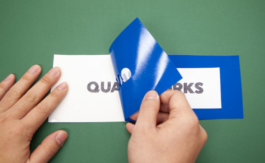 デザイン部分がちぎれないように注意しながら剥します