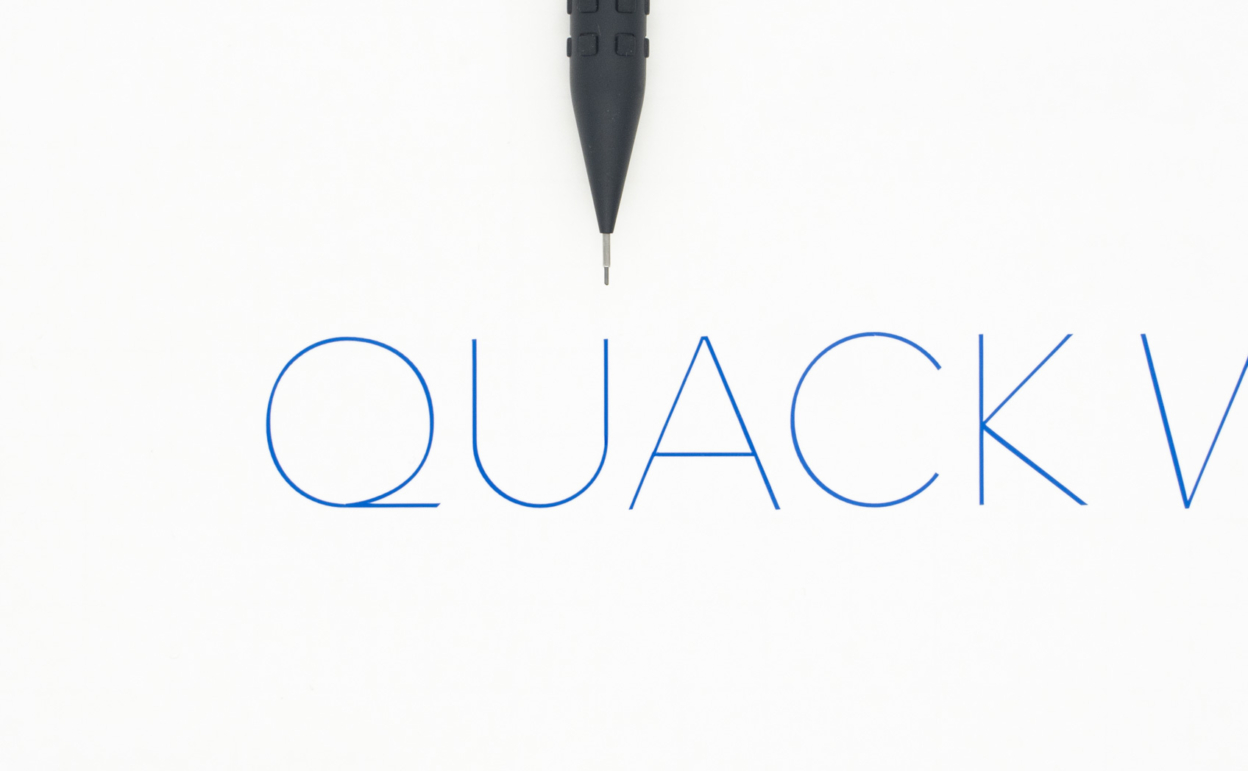 極細0.5mmの線で構成されたQUACK WORKSのロゴ